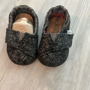 Baby boy size 2 toms shoe